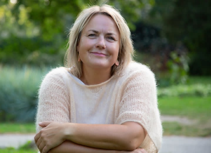 Maria Baad i et lyst og roligt portrætfoto
